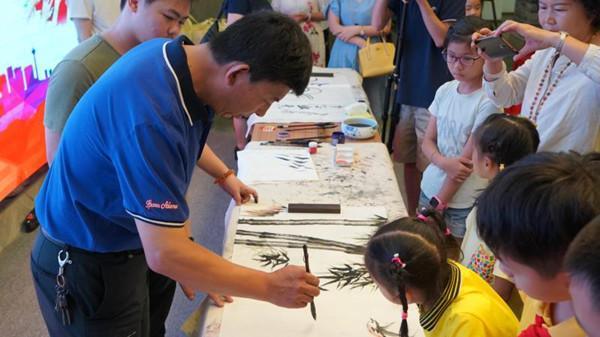 傳授盲畫技藝，共建有光世界——關(guān)愛盲童公益勵(lì)志活動(dòng)在南寧舉行